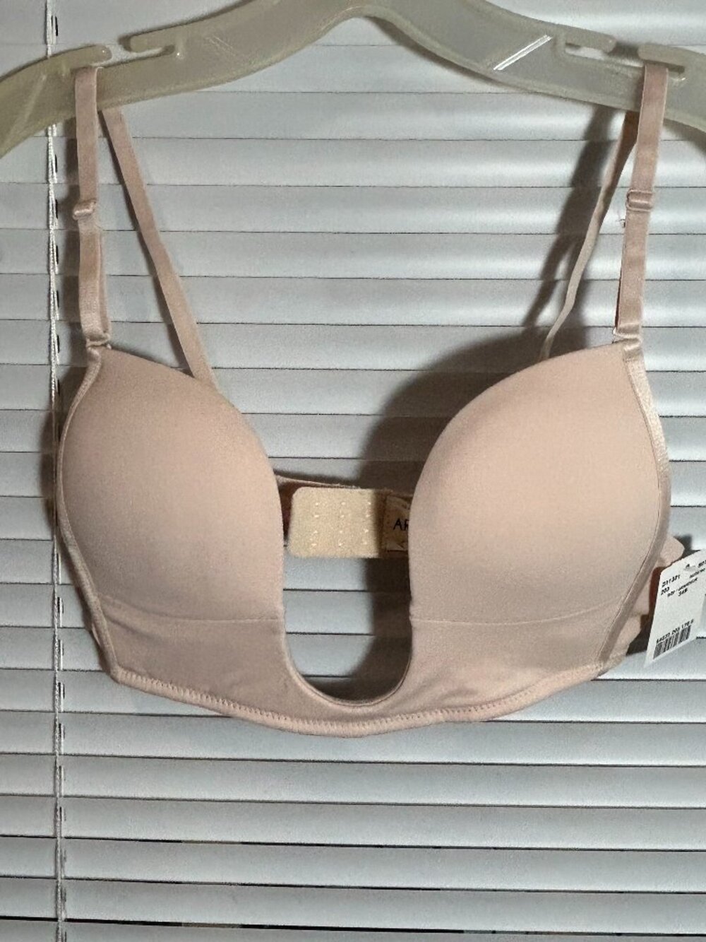 NWT le chateau ARIANNE U front bra. Size 34B